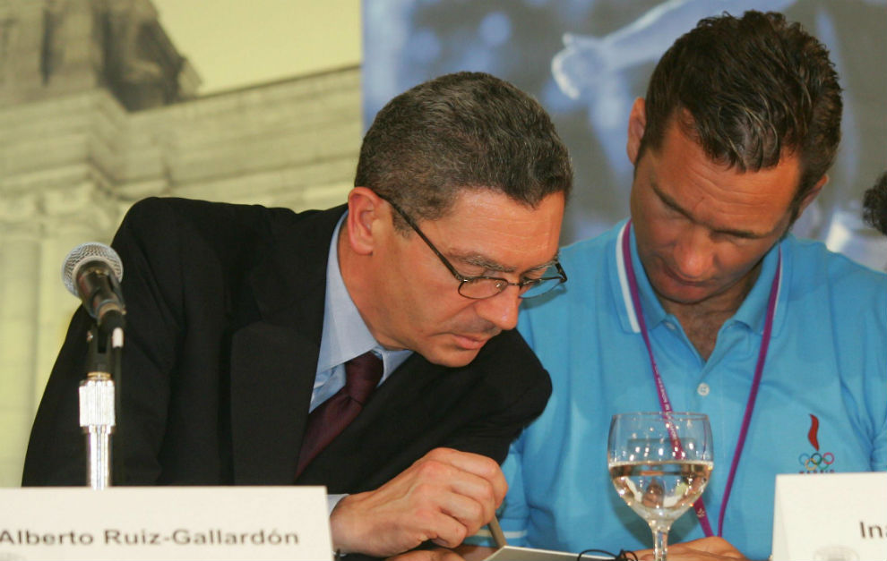 Alberto Ruiz Gallardón e Iñaki Urdangarín, durante la reunión del COI en Singapur en 2005 para elegir la sede de los Juegos de 2012. Foto: EFE.